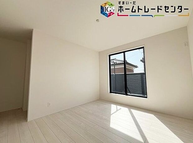 【リビング以外の居室】明るめのフローリングですので、壁紙ともマッチし、お部屋を更に広く見せてくれる効果も。