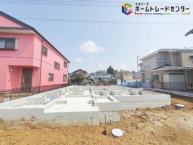 【前面道路含む現地写真】◆目の届きやすい場所に駐車場があるので安心感があります。また、荷物をたくさん持った状態でも車を降りてすぐ建物内に入ることができ、子どもを持つファミリー世帯にもおすすめです。