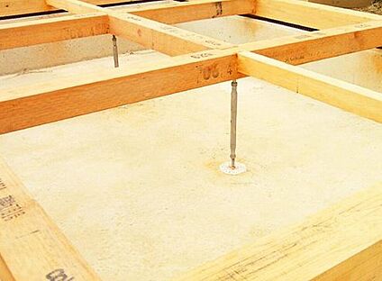 腐食に強い「鋼製床束」で床を力強く支持