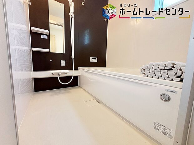 【浴室】≪Bathroom≫
窓付きのバスルーム。陽射し差し込む明るい環境は、日中の入浴も気持ち良くお使い頂けそうです。

