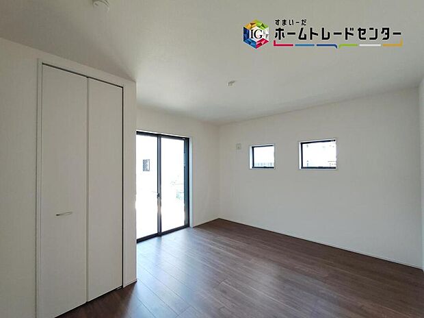 【リビング以外の居室】穏やかな光が差し込む室内には、穏やかな時間が流れます。休日には、落ち着いた空間で自分の趣味を楽しむのはいかがですか。