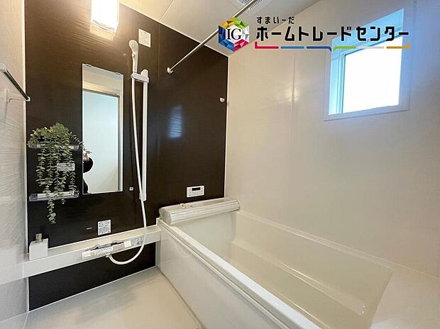 【浴室】毎日の疲れを癒す浴室は1坪タイプです。足を伸ばしてゆっくりとくつろげます。