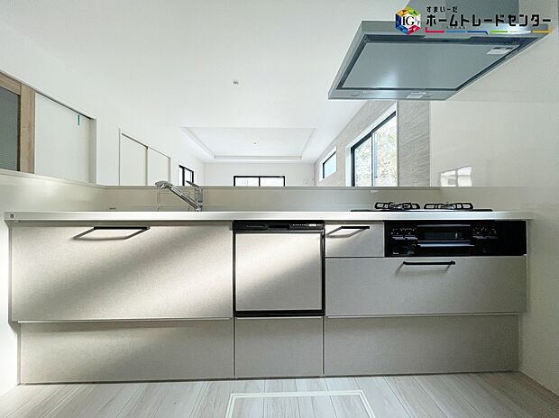 【キッチン】≪Kitchen≫
明るく開放感のあるリビング。対面式キッチンは、いつでもご家族を感じられる空間作りの重要ポイントになりそうです。
