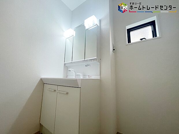 【洗面台】≪Powder room≫
白を基調とした爽やかなサニタリースペース。清潔感のある快適空間です。毎日の身支度も気持ち良くお使い頂けます。