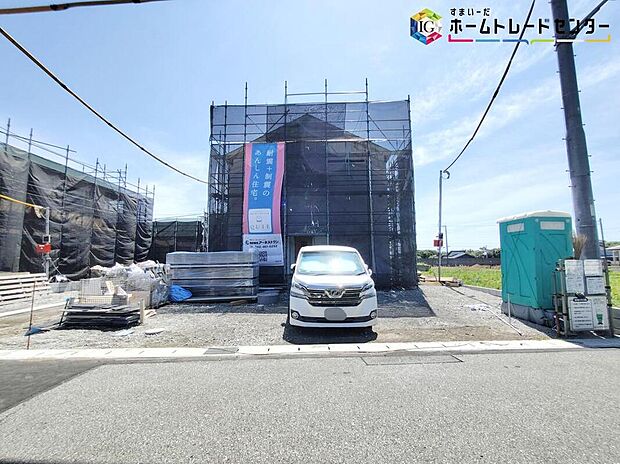 【前面道路含む現地写真】◆耐震性能にこだわる「飯田グループ」の家です!お客様のすまいと安全を守る大切な住宅だからこそ、実際の建物の作りと安心感をぜひ現地にてご体感ください!ご見学予約受付です!