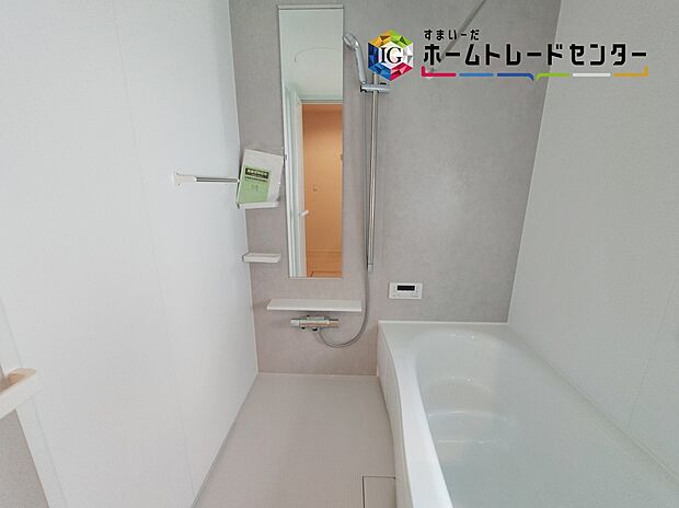 【浴室】≪Bathroom≫
窓付きのバスルームは、採光もあり明るく気持ちの良い空間です。窓があることで、換気環境も良好。掃除もスムーズに出来ます。
