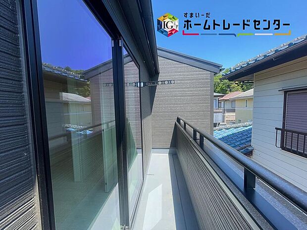 【バルコニー】南側に設置されたバルコニー。心地よい春の陽射しや暖かな風を楽しむことが出来る。晴れた日にはたっぷりの洗濯物や布団を干せます!
