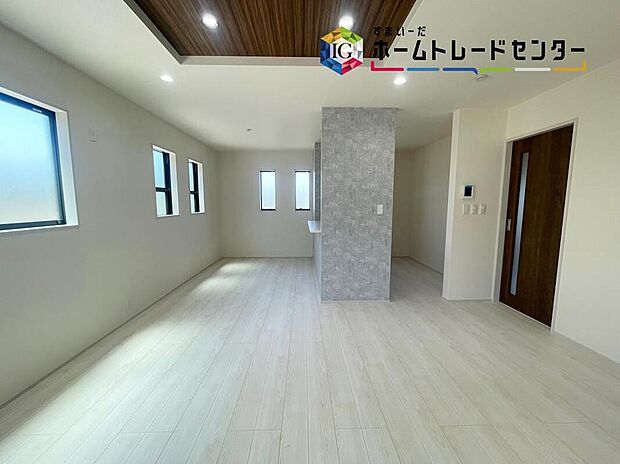 【リビング】ホームパーティに招きたくなる自慢の広々LDK.伸びやかな子育てや、にぎやかなふれあいの日々を存分に楽しんでください。