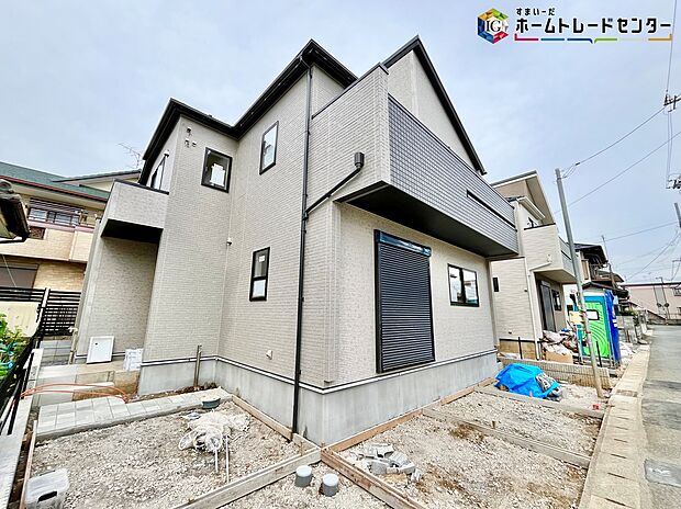 【現地外観写真】一戸建ての大きなメリットは、「自分の土地」を自由に使えること。好きなペットが飼えるほか、ガーデニングやＤＩＹ、車やバイクの手入れなど様々な趣味を楽しめます♪