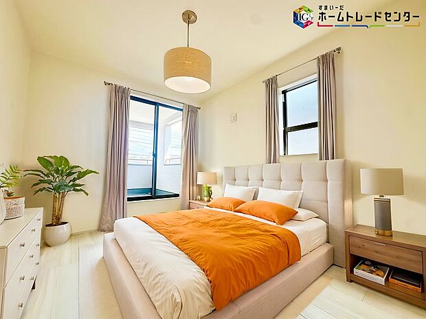 【居室】≪Room≫
採光良好な明るい室内。木の温もりがやさしいフローリングは安らぎをもたらすプライベート空間。
※家具はCGでございます。