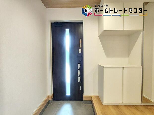 【≪Entrance≫】姿見付きの下駄箱で、お家を出る前に今日のコーディネートの最終チェックをすることができます♪