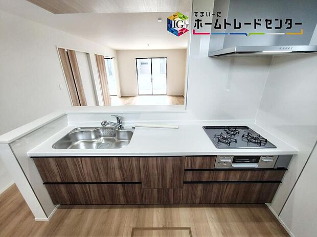 【≪Kitchen≫】明るく開放感のあるリビング。対面式キッチンは、いつでもご家族を感じられる空間作りの重要ポイントになりそうです。
