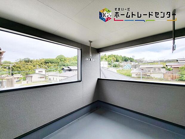 【バルコニー】インナーバルコニーでは布団やかさばる洋服などもしっかり干すことができますね。