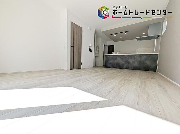 【リビング】ホームパーティに招きたくなる自慢の広々LDK．伸びやかな子育てや、にぎやかなふれあいの日々を存分に楽しんでください。