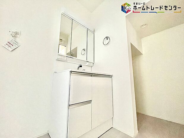 【洗面台】≪Powder room≫
白を基調とした爽やかなサニタリースペース。清潔感のある快適空間です。毎日の身支度も気持ち良くお使い頂けます。
