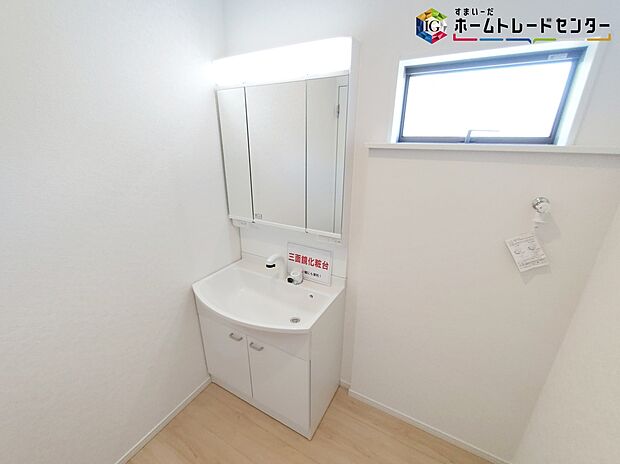 【洗面所】≪Powder room≫
サニタリースペースには窓が備えられております。毎朝の身支度も、陽の光差し込む明るい空間で、快適にお使い頂けそうです。