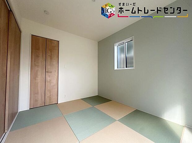 【リビング以外の居室】ホッと足を伸ばして寛げる和室をご用意。お子様の目の届く遊び場としても重宝します。