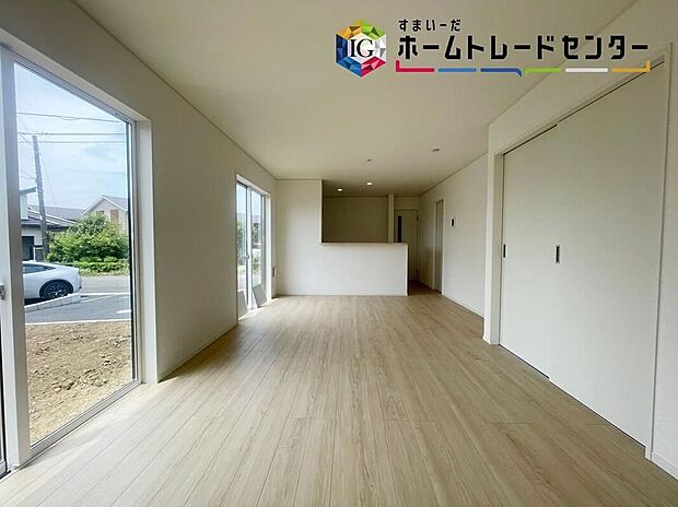 【リビング】ホームパーティに招きたくなる自慢の広々LDK．伸びやかな子育てや、にぎやかなふれあいの日々を存分に楽しんでください。