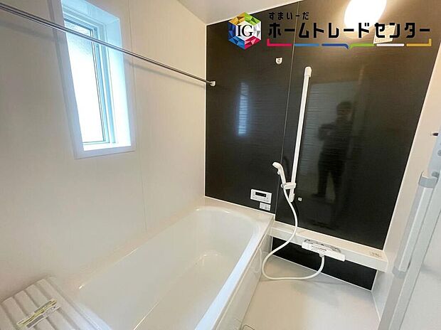 【浴室】窓付きのバスルームは、採光もあり明るく気持ちの良い空間です。窓があることで、換気環境も良好。掃除もスムーズに出来ます。