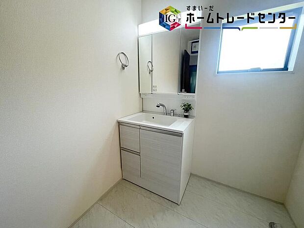 【≪Powder room≫】白を基調とした爽やかなサニタリースペース。清潔感のある快適空間です。毎日の身支度も気持ち良くお使い頂けます。