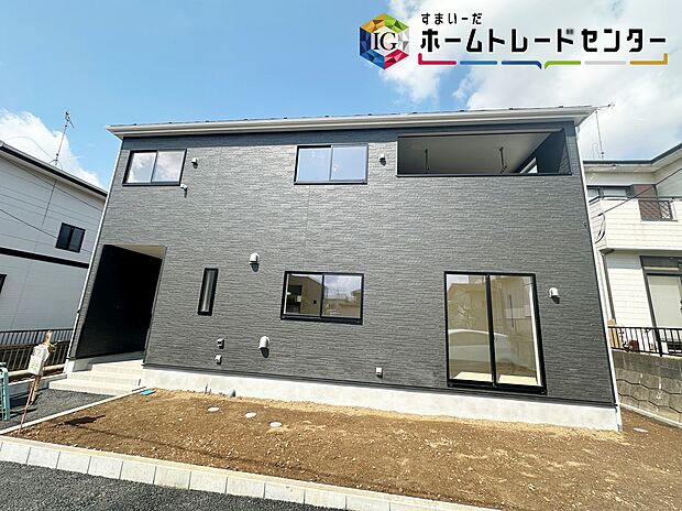 【現地外観写真】◆目の届きやすい場所に駐車場があるので安心感があります。また、荷物をたくさん持った状態でも車を降りてすぐ建物内に入ることができ、子どもを持つファミリー世帯にもおすすめです。