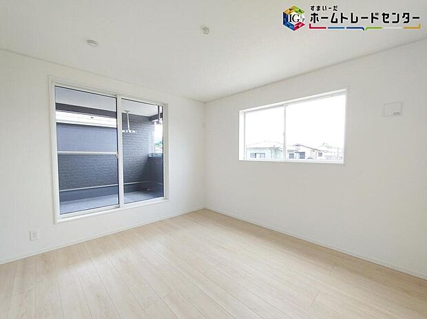 【リビング以外の居室】ホッと足を伸ばして寛げる洋室をご用意。お子様の目の届く遊び場としても重宝します。