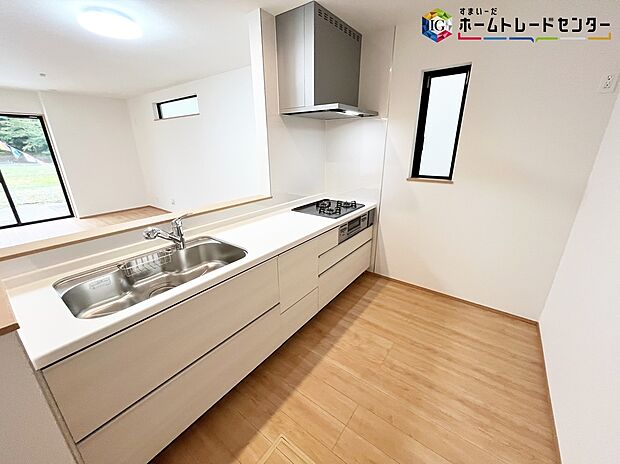 【キッチン】≪Kitchen≫
リビングで遊んでいるお子様を見守りながら、時にはお喋りをしながら料理や後片付けができる人気の高いスタイルです♪