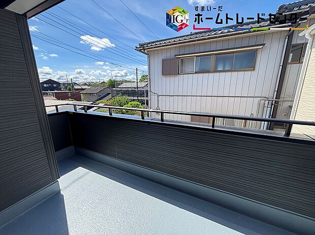 【バルコニー】≪balcony≫
晴れた日にはたっぷりのお洗濯ものを干すことができるバルコニー。
