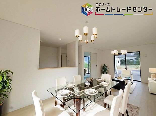 【LDK】≪Living room≫
ママの目線でデザインされた住まいは、水回りの導線や豊富な収納など魅力がたくさん。住み心地の良さをぜひご体感下さい！
※家具はCGでございます。
