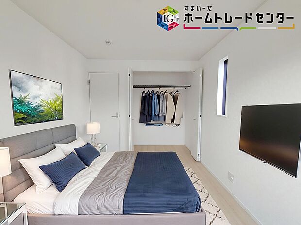 【居室】≪Room≫
採光良好な明るい室内。木の温もりがやさしいフローリングは安らぎをもたらすプライベート空間。
※家具はCGでございます。