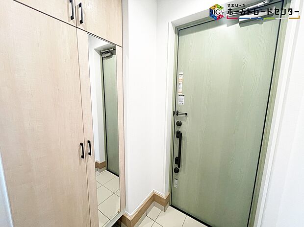【玄関】≪entrance≫
ご家族が増えると靴の数も増えますね。扉を閉めてしまえば玄関もすっきりとした印象に。年末年始の来客が増える時期にも嬉しい玄関収納です。