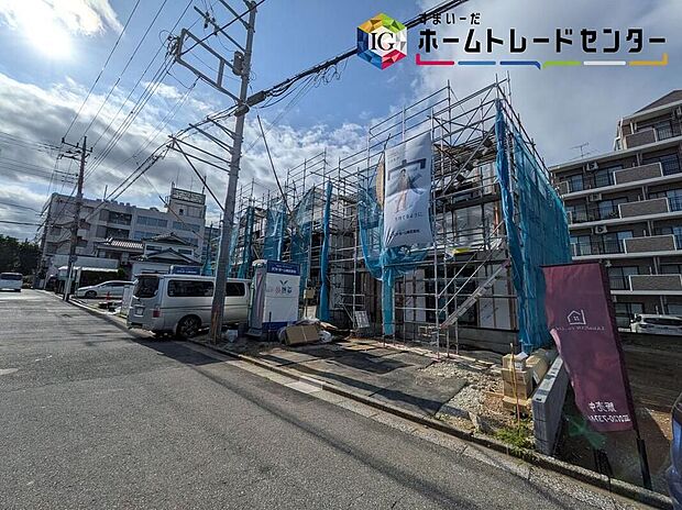 【前面道路含む現地写真】◆耐震性能にこだわるお家です!お客様のすまいと安全を守る大切な住宅だからこそ、実際の建物の作りと安心感をぜひ現地にてご体感ください!ご見学予約受付です!