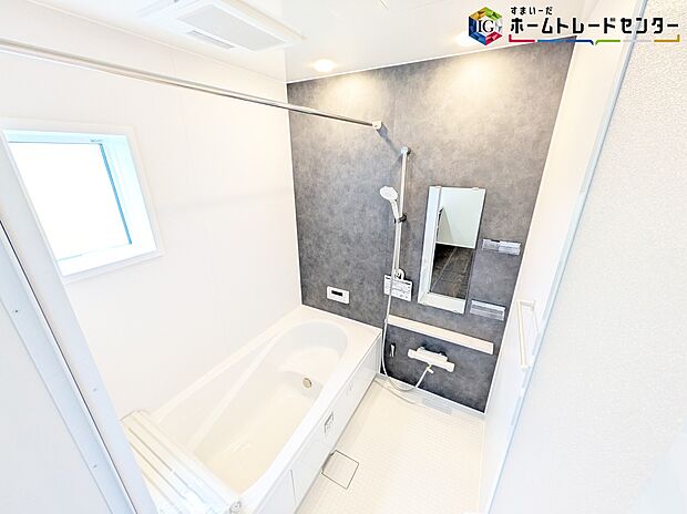 【浴室】≪Bathroom≫
窓付きのバスルーム。陽射し差し込む明るい環境は、日中の入浴も気持ち良くお使い頂けそうです。
