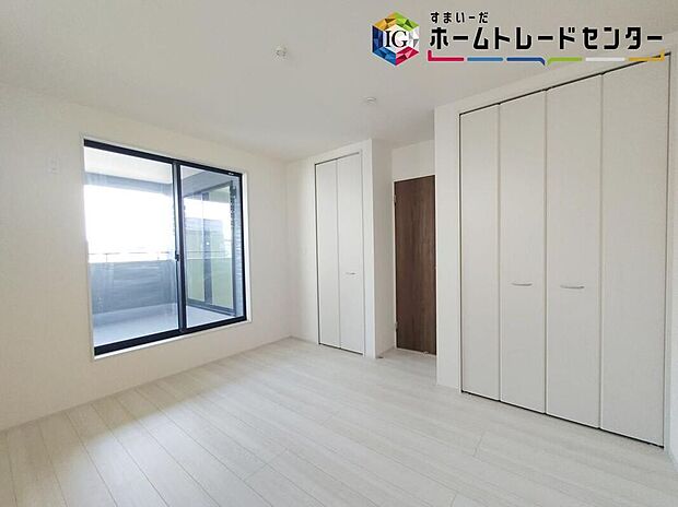 【リビング以外の居室】充分な広さの収納を備え、採光良好な洋室は、快適空間。プライベートの時間もゆったりお寛ぎ頂けそうです。