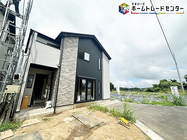 【前面道路含む現地写真】◆目の届きやすい場所に駐車場があるので安心感があります。また、荷物をたくさん持った状態でも車を降りてすぐ建物内に入ることができ、子どもを持つファミリー世帯にもおすすめです。