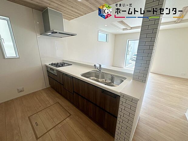 【キッチン】明るく開放感のあるリビング。対面式キッチンは、いつでもご家族を感じられる空間作りの重要ポイントになりそうです。