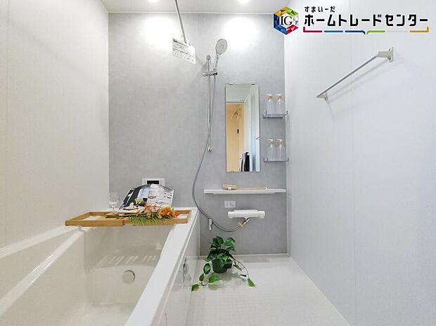 【浴室】窓付きのバスルームは、採光もあり明るく気持ちの良い空間です。窓があることで、換気環境も良好。掃除もスムーズに出来ます。