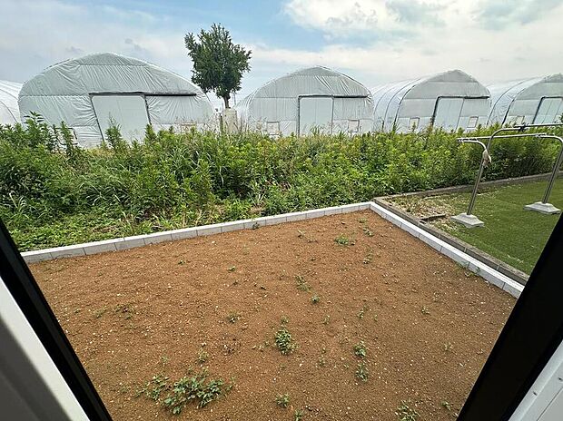 【庭】広い庭では家庭菜園やガーデニングも楽しめ、生活にゆとりと潤いをプラス。