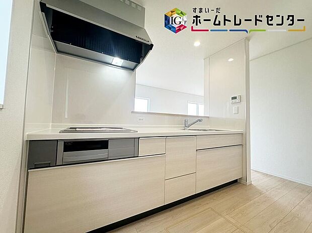 【キッチン】明るく開放感のあるリビング。対面式キッチンは、いつでもご家族を感じられる空間作りの重要ポイントになりそうです。