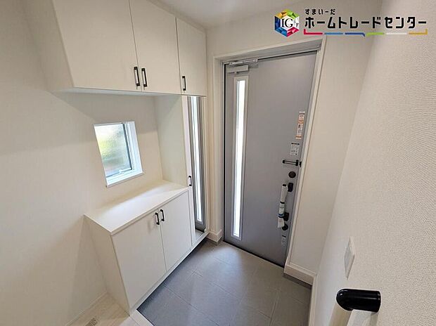 【玄関】ご家族が増えると靴の数も増えますね。扉を閉めてしまえば玄関もすっきりとした印象に。年末年始の来客が増える時期にも嬉しい玄関収納です。