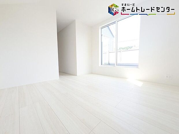 【リビング以外の居室】2面採光を確保した明るい室内は、風通しも良く、大変居心地の良い空間となっております。爽やかな風を感じて起きる朝は、快適生活の始まりに!