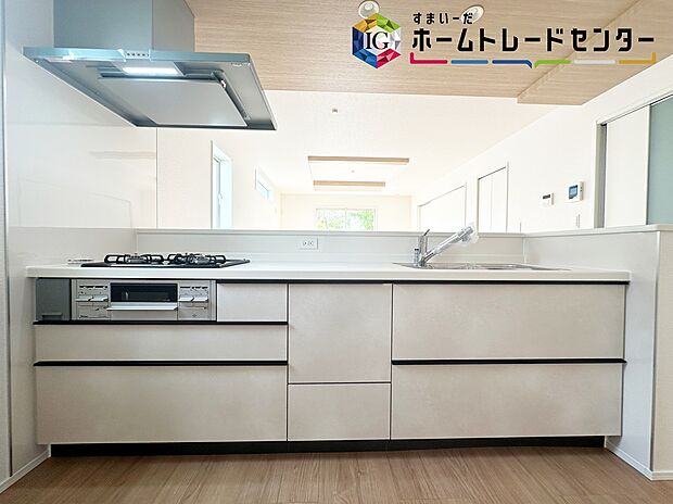 【キッチン】≪Kitchen≫
明るく開放感のあるリビング。対面式キッチンは、いつでもご家族を感じられる空間作りの重要ポイントになりそうです。