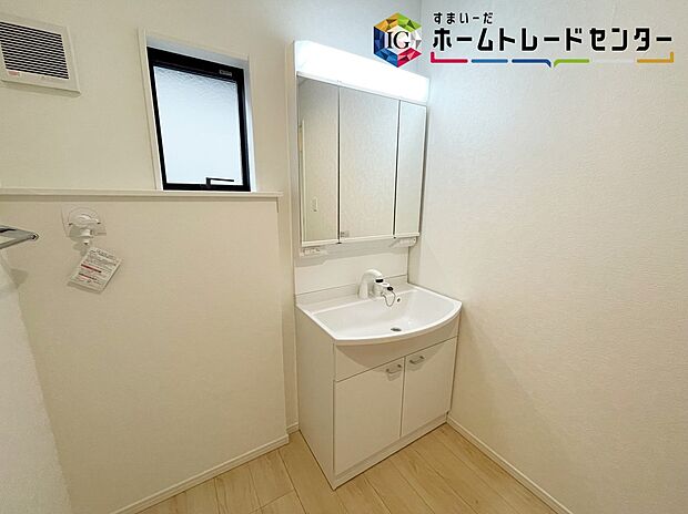 【洗面台】≪Powder room≫
白を基調とした爽やかなサニタリースペース。清潔感のある快適空間です。毎日の身支度も気持ち良くお使い頂けます。