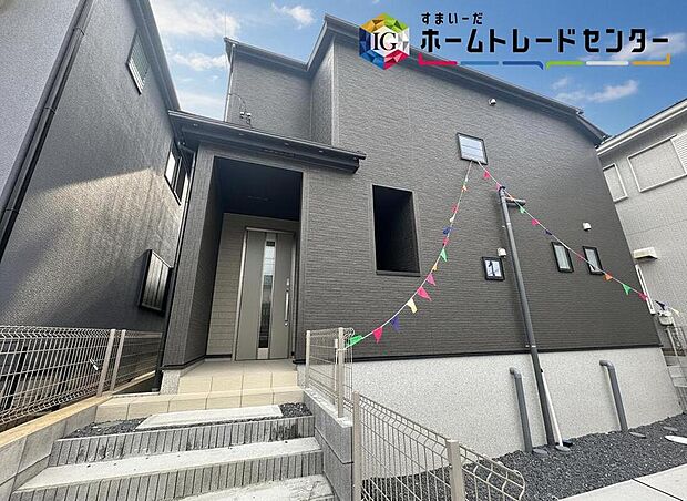 【前面道路含む現地写真】◆平日・お仕事帰りなど、いつでもご案内させていただきます!デザイン・目に見える設備面も大切ですが、耐震構造で地震に強い家の為、次代へ繋ぐ強固な住宅です。