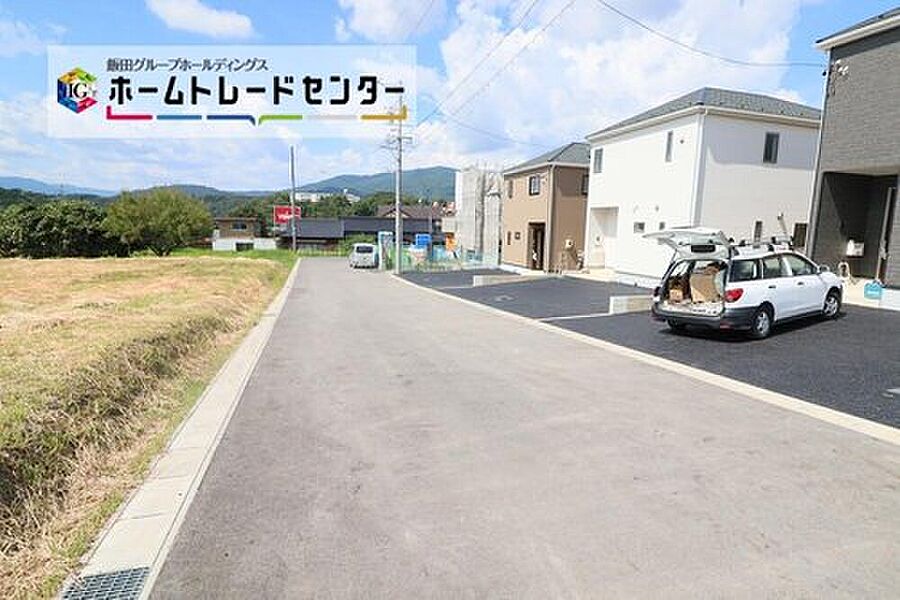 前面は、交通量の少ない西側６．０ｍ道路です。ゆとりがあり、駐車も落ち着いて行える環境になっています。　