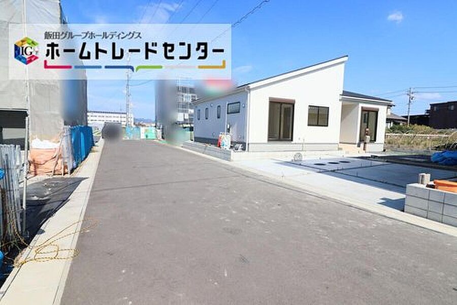 前面は北西側６．０ｍ道路です。交通量も少なく、ゆとりがあり駐車も落ち着いて行える環境になっています♪