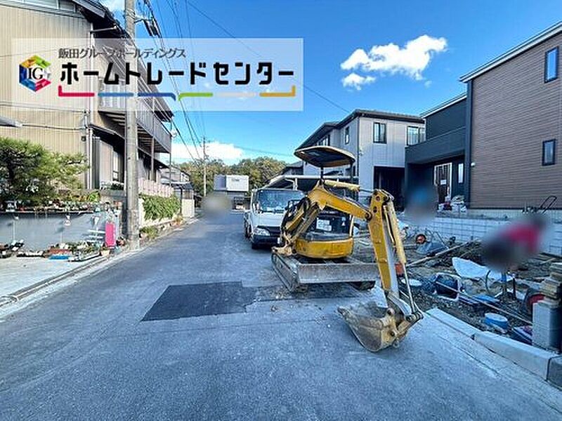 前面は北側５．２ｍ道路です。ゆとりがあり交通量も少なく静かで、駐車も落ち着いて行える環境になっています♪