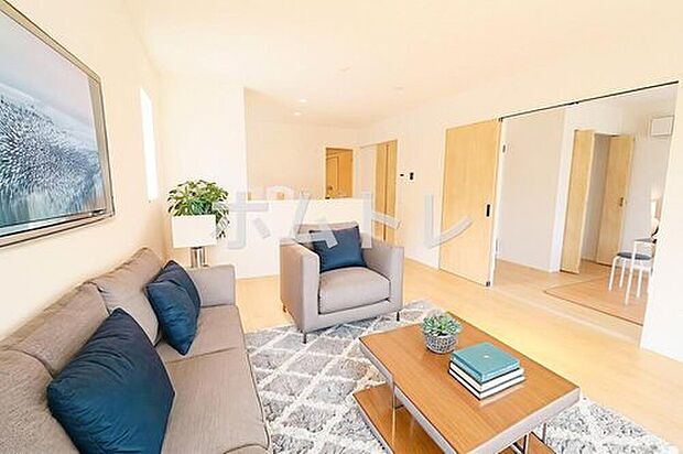 ２号棟
約１６帖の明るいリビング♪（現況の物件写真に、CG による画像処理を行っています。家具、家電、照明器具、小物、カーテン、その他のイメージはCG です。）