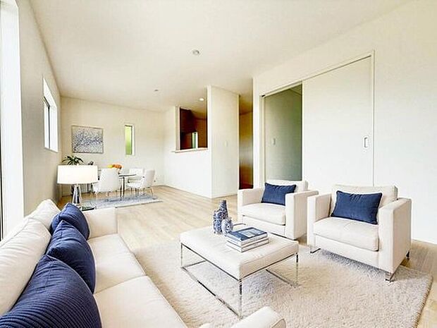 ４号棟
約１６．２帖の明るいリビング♪（現況の物件写真に、CG による画像処理を行っています。家具、家電、照明器具、小物、カーテン、その他のイメージはCG です。）