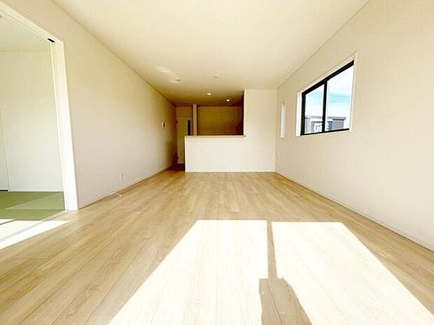 ２号棟
約１８帖の明るいリビング♪対面式キッチンは、家事をしながら家族の様子が一目でわかる安心＆便利設備♪